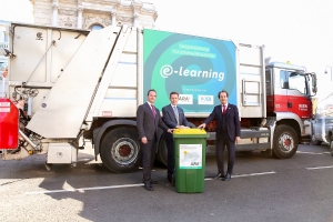 Präsentation des E-Learning-Tools vor einem Müllwagen