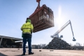 Mobilkran hebt Container im Hafen Wien