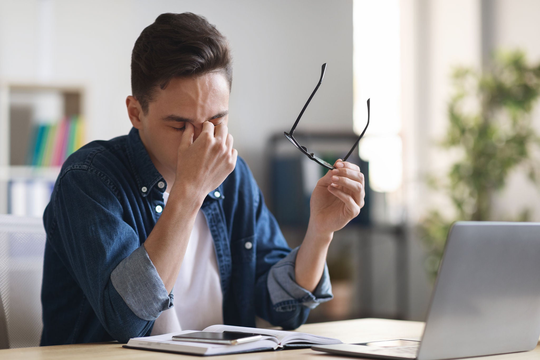 Mehr als vier von zehn Arbeitnehmer:innen (44 %) geben an, dass ihr arbeitsbedingter Stress infolge der Pandemie gestiegen ist.
