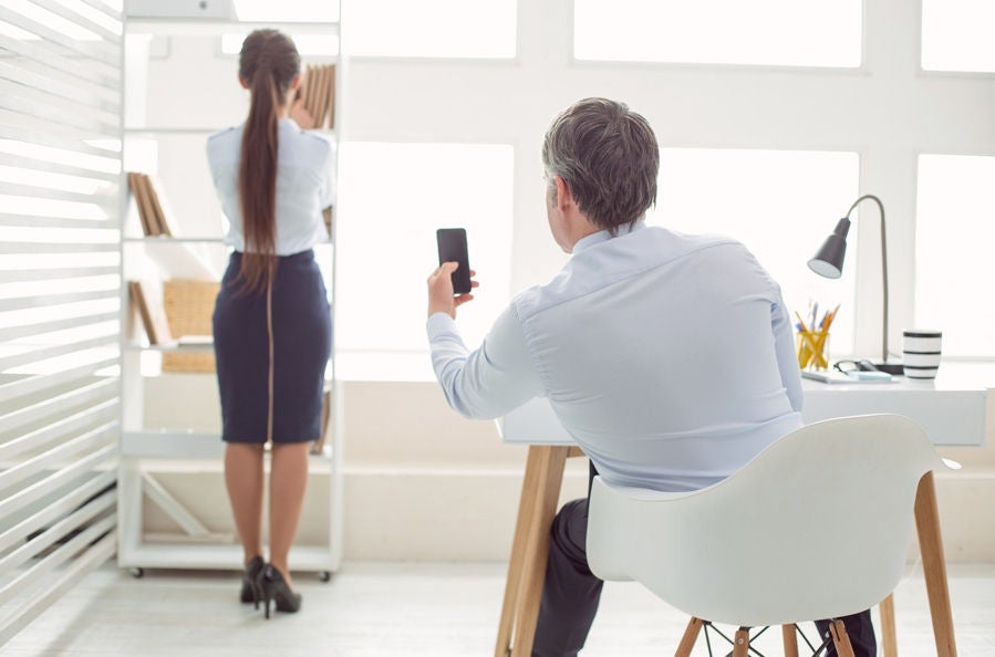 Um sexuelle Belästigung zu bekämpfen bzw. zu beseitigen, bedarf es weiterer Anstrengungen. Arbeitgeber:innen sind besonders in die Pflicht zu nehmen. Sie müssen ihre Fürsorgepflicht stärker als bisher wahrnehmen und Arbeitnehmer:innen vor Übergriffen schü
