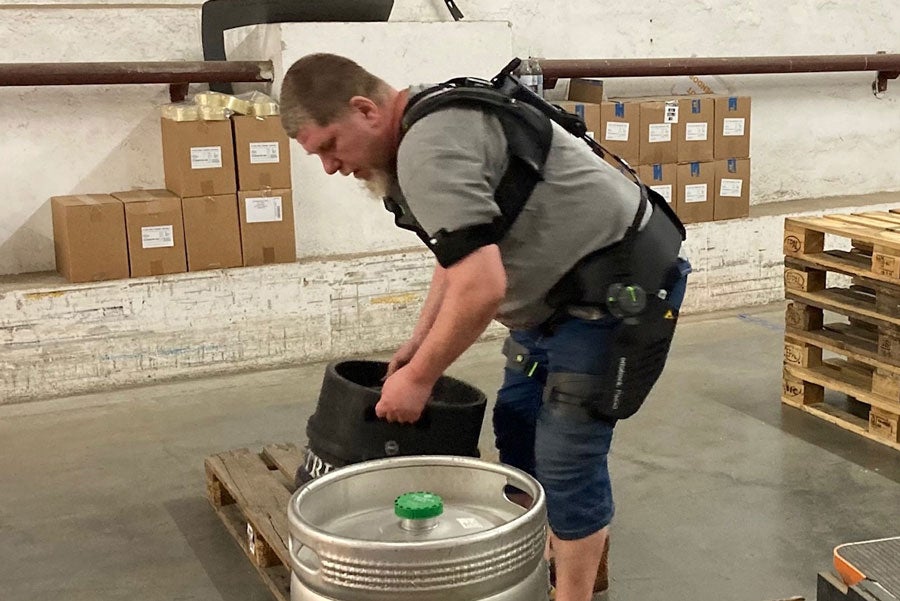 Exoskelette reduzieren die auf den Körper einwirkenden Kräfte nicht, diese werden lediglich auf andere Körperregionen umverteilt.