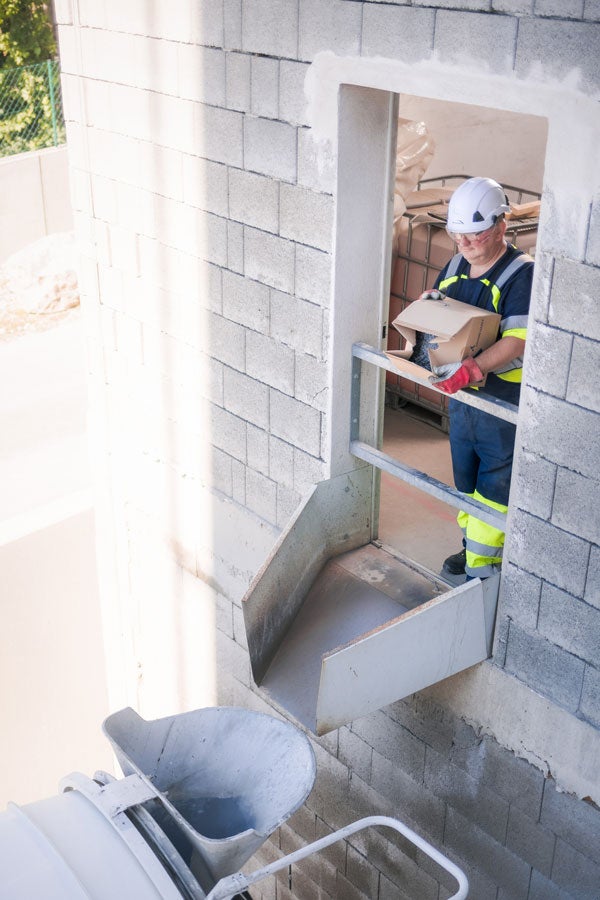 Anschließend kippt Helmut Seidl die Stahlfasern in den Betonmischer.