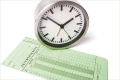 Symbolbild zu Vertrauensarbeitszeit: Uhr und leere Zeitwertkarte