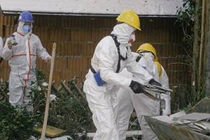 Bild von Arbeitern in Asbest-Schutzanzügen