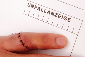 Symbolfoto: Ein bei einem Arbeitsunfall verletzter Finger wurde genäht