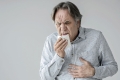 Älterer Mann, der unter den Spätfolgen seiner berufsbedingten Allergei leidet