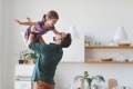 Beruf und Familie vereinbaren: Ein Vater spielt mt seinem Kind