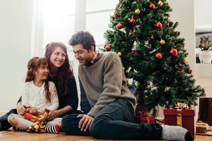 Eine junge Familie unterm Weihnachtsbaum