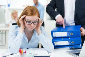 Junge Angestellte wirkt gestresst