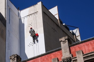 Arbeiter bei Fassadenarbeiten