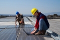 Arbeiten am Dach am Solarpaneel