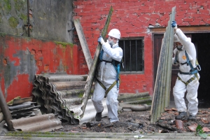 Arbeiter mit Asbestplatten