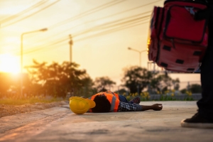 Arbeiter liegt am Boden - Hitzschlag