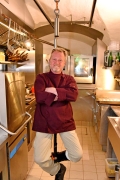 Peter Lammer auf Konstruktion aus Schienen und Sattel in Küche