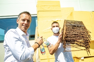 Salzburgs AK-Präsident Peter Eder verteilt Mineralwasser an einen in der Hitze tätigen Bauarbeiter