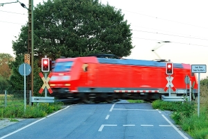 Bild einer Lok bei einem Bahnübergang