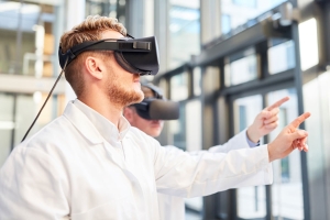 2 Männer mit Virtual-Reality-Brillen