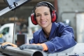 Frau arbeitet mit Gehörschutz