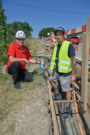 Wolfgang Birbamer mit einem Bauarbeiter auf einer Baustelle in Laab im Walde/Roppersberg