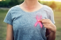 Frau mit rosa Schleife - Brustkrebs