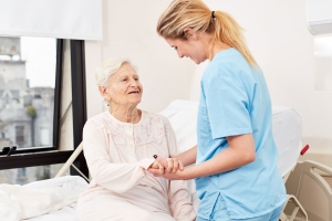 Pflegerin und ältere Patientin 