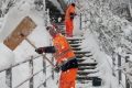 Arbeiter beim Schnee schaufeln.