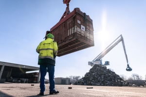 Mobilkran hebt Container im Hafen Wien
