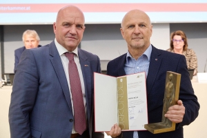 Der Präsident der Arbeiterkammer NÖ Markus Wieser überreichte Manfred Biegler (re.) im November 2021 eine Auszeichnung für sein Lebenswerk.