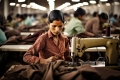 Arbeiterin in einer Textilfabrik in Asien