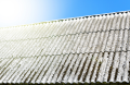 Bild eines Daches mit Asbestplatten